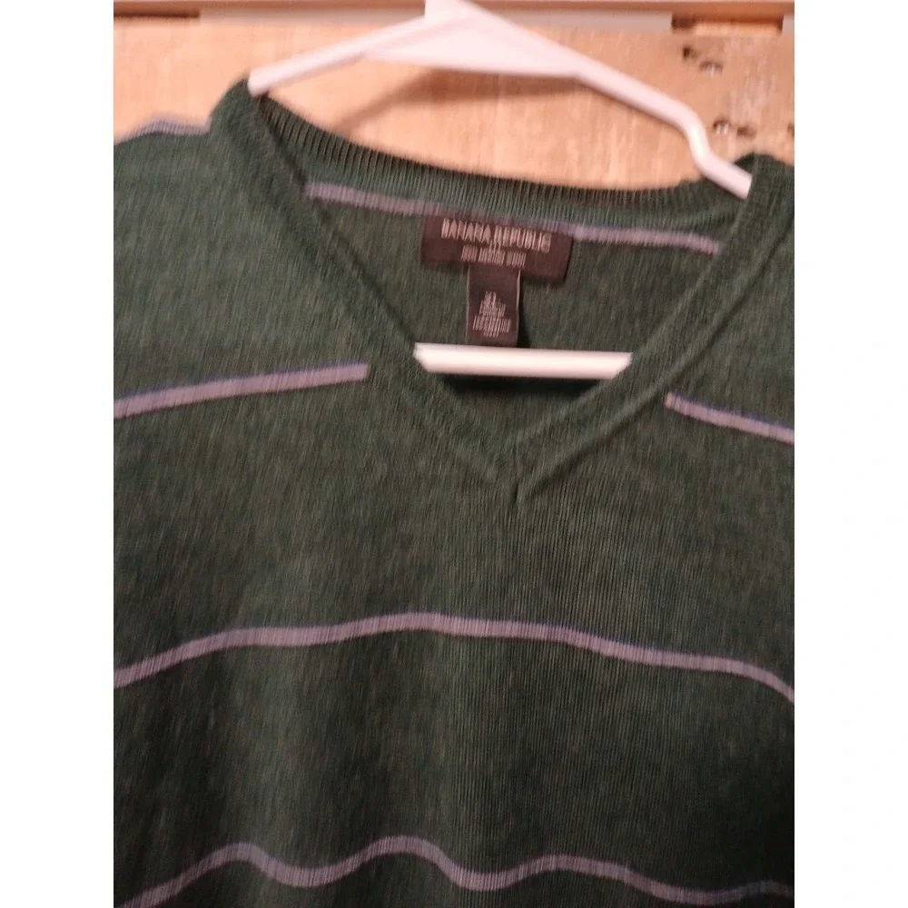 Banana Republic mens XLs  Merino Wool sweater Green  long sleeve Vneck!